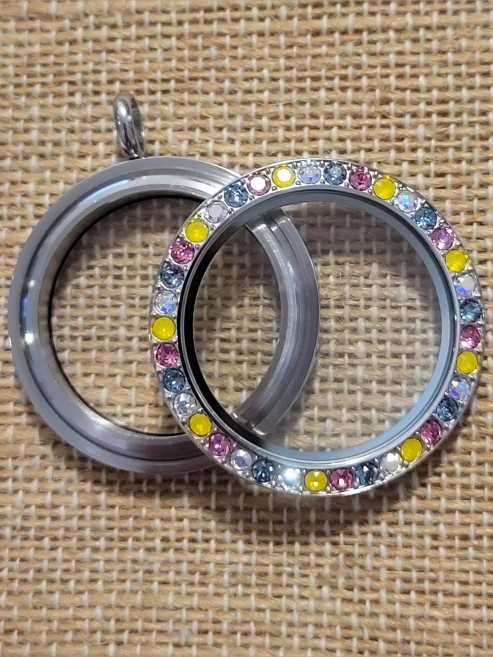 Origami Owl Large Silver Minion Blended Swarovski locket Face!